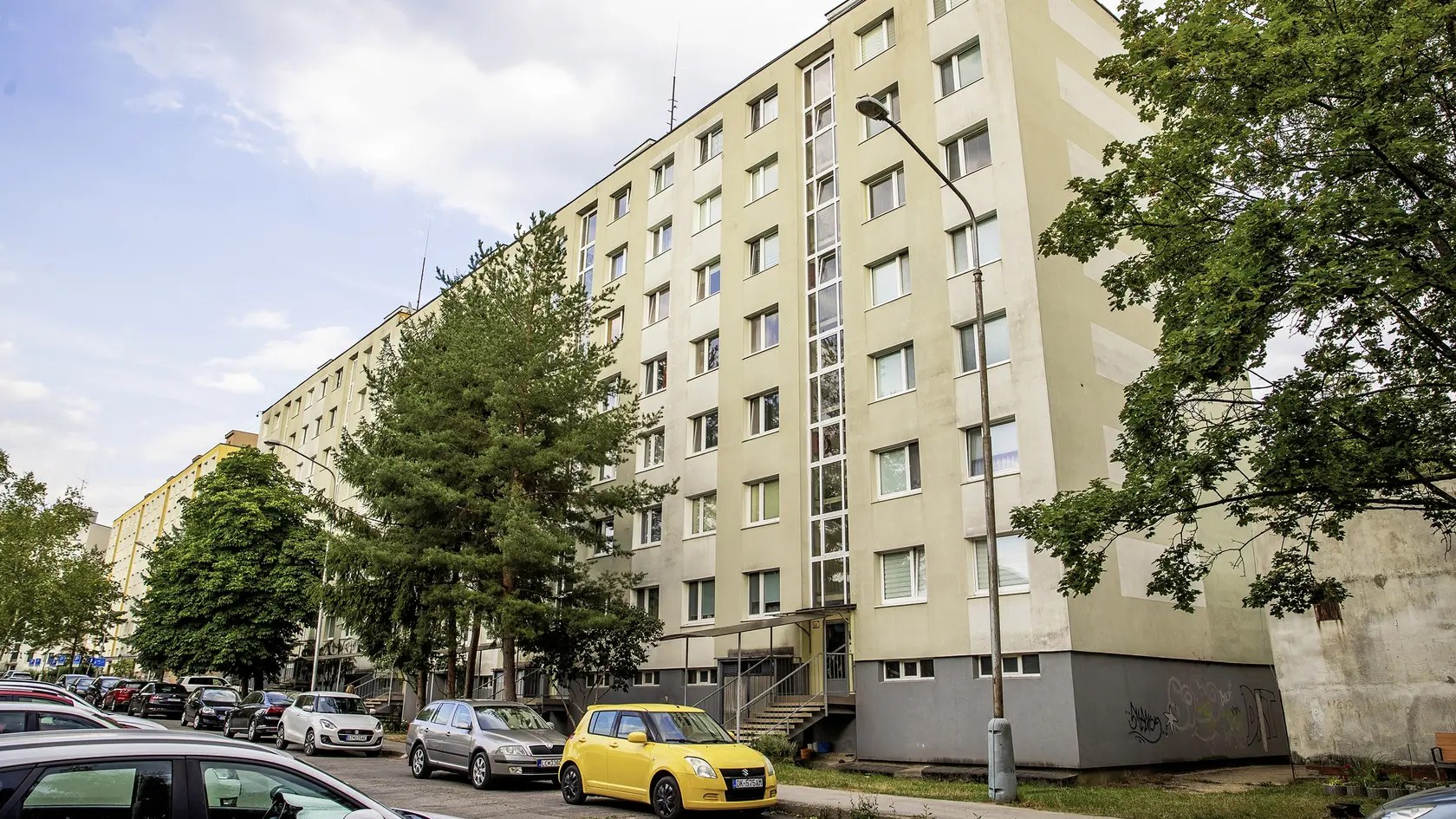 Magurská
Očarený panelákmi. Marian Kotleba investoval v uplynulých dvoch rokoch do nákupu niekoľkých nehnuteľností v Banskej Bystrici. Vlastní byty na uliciach Kráľovohoľská, Magurská, Starohorská a tiež na Zvolenskej ceste.